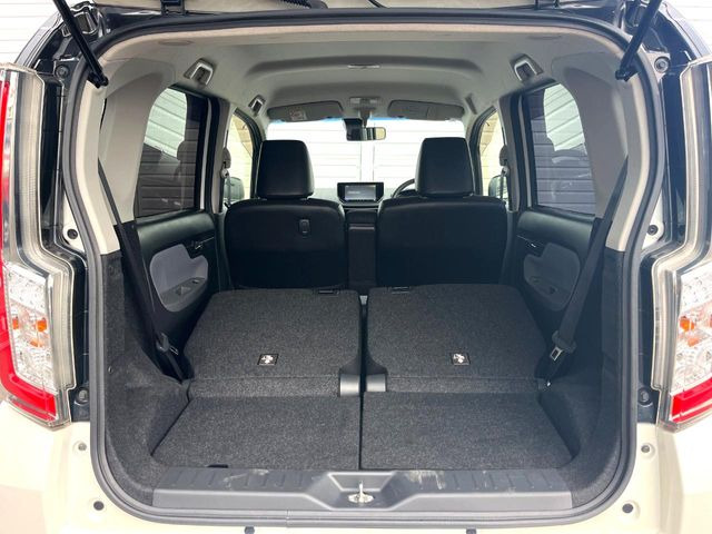 ���i�̂���������ʋ΁A���}���ɏ\���ȉ׎��X�y�[�X���m�ۂ��Ă���܂��B�Z�J���h�V�[�g��|���ƁA�傫�ȉו��̐ύڂ��\�ł���