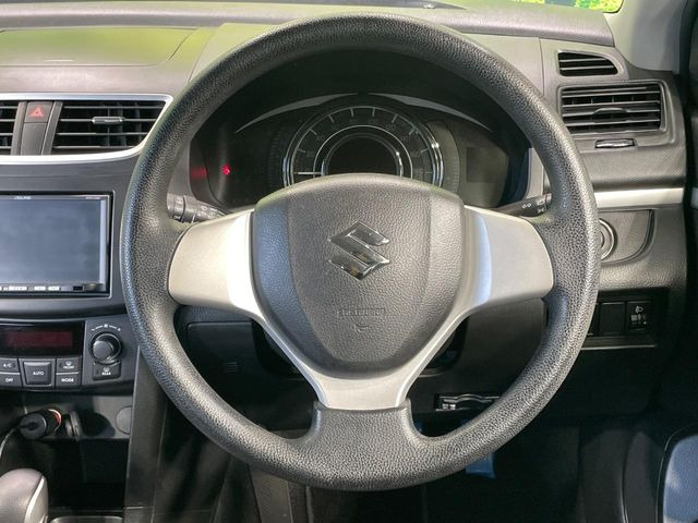 �C���e���A�ɍ��킹���f�U�C���̃X�e�A�����O�́A�^�]�������̂��Ƃ��l���A�^�]���₷���`��A�傫���ł��B�����x�A���ۂɐG���Ă��m���߂��������B