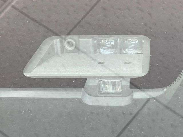 【三菱e-Assist】走行中に前方の車両等を認識し、衝突しそうな時は警報とブレーキで衝突回避と被害軽減をアシスト。より安全にドライブをお楽しみいただけます。