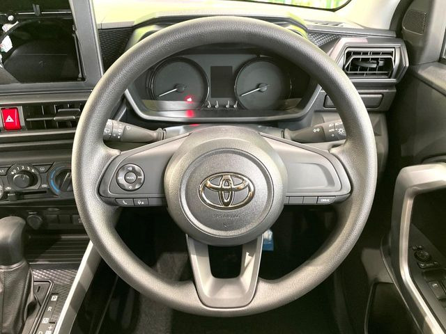 �C���e���A�ɍ��킹���f�U�C���̃X�e�A�����O�́A�^�]�������̂��Ƃ��l���A�^�]���₷���`��A�傫���ł��B�����x�A���ۂɐG���Ă��m���߂��������B