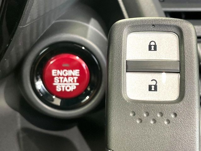 �yHonda�X�}�[�g�L�[�z�J�o����|�P�b�g�ɓ��ꂽ�܂܂ł��h�A�̎{���E�������\�ȃX�}�[�g�L�[�𑕔��B�G���W���̃I���E�I�t�����J�M�����o���K�v����������Ƃ��Ă��֗��ł���
