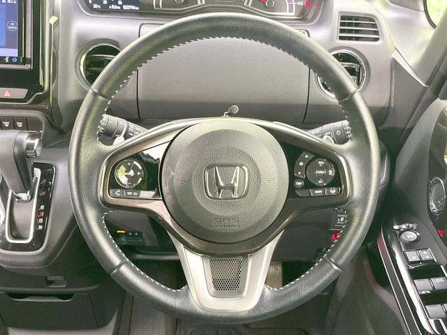 【ステアリングスイッチ】運転中、前方から目線をそらすことなく、オーディオ等の操作が可能な便利機能!安心&快適なドライブを演出してくれます♪
