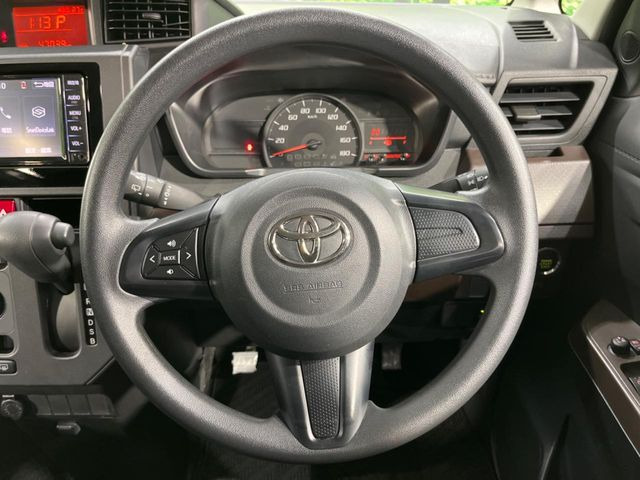 インテリアに合わせたデザインのステアリングは、運転される方のことも考え、運転しやすい形状、大きさです。是非一度、実際に触ってお確かめください。
