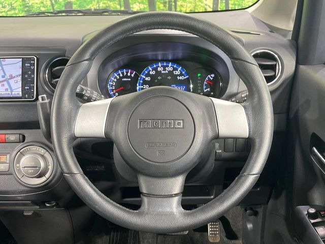 �C���e���A�ɍ��킹���f�U�C���̃X�e�A�����O�́A�^�]�������̂��Ƃ��l���A�^�]���₷���`��A�傫���ł��B�����x�A���ۂɐG���Ă��m���߂��������B
