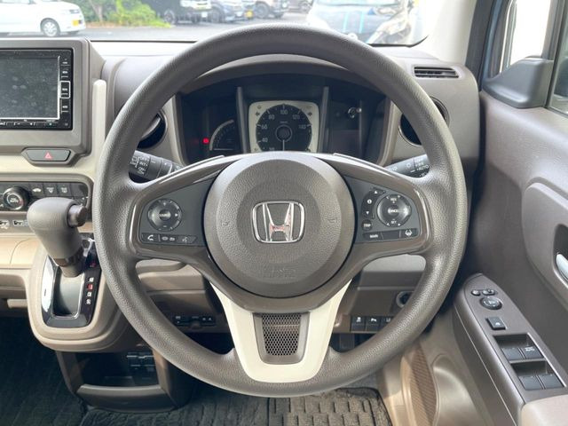 �C���e���A�ɍ��킹���f�U�C���̃X�e�A�����O�́A�^�]�������̂��Ƃ��l���A�^�]���₷���`��A�傫���ł��B�����x�A���ۂɐG���Ă��m���߂��������B