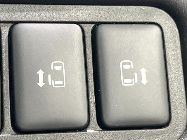 【両側パワースライドドア】スマートキーや運転席のスイッチで後席両側スライドドアの開閉が可能♪電動だから力を入れてドアを開ける必要が無く、小さなお子様でも簡単に開け閉めでき快適です♪
