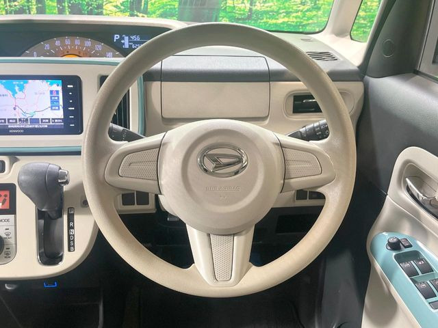 �C���e���A�ɍ��킹���f�U�C���̃X�e�A�����O�́A�^�]�������̂��Ƃ��l���A�^�]���₷���`��A�傫���ł��B�����x�A���ۂɐG���Ă��m���߂��������B