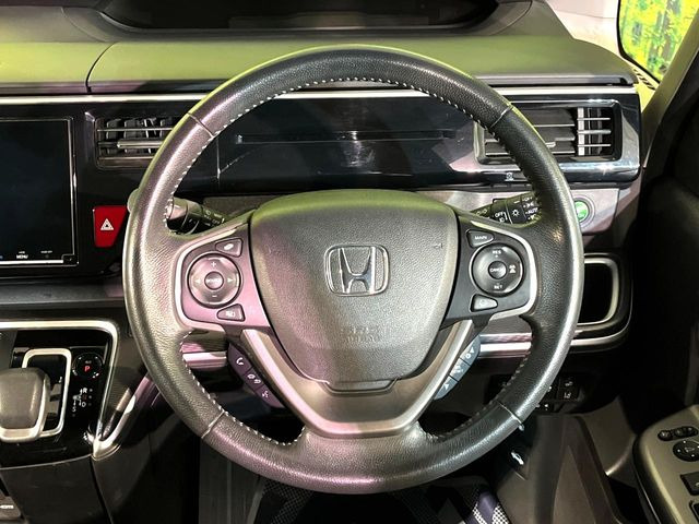 �C���e���A�ɍ��킹���f�U�C���̃X�e�A�����O�́A�^�]�������̂��Ƃ��l���A�^�]���₷���`��A�傫���ł��B�����x�A���ۂɐG���Ă��m���߂��������B