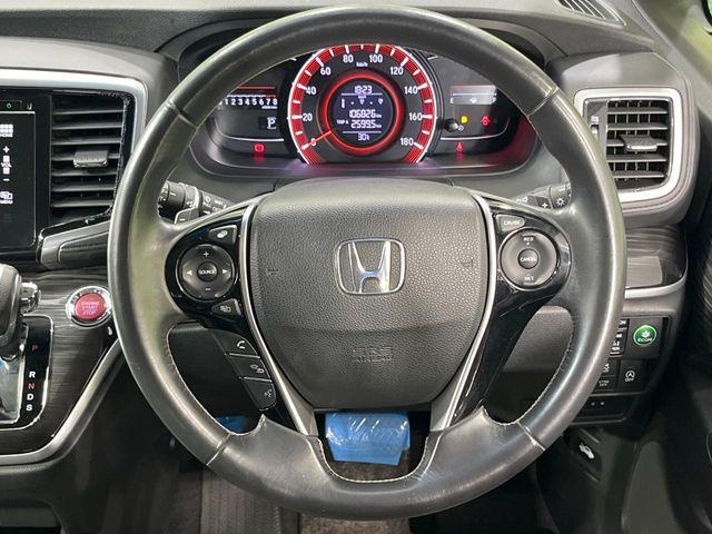 �C���e���A�ɍ��킹���f�U�C���̃X�e�A�����O�́A�^�]�������̂��Ƃ��l���A�^�]���₷���`��A�傫���ł��B�����x�A���ۂɐG���Ă��m���߂��������B