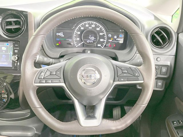 �C���e���A�ɍ��킹���f�U�C���̃X�e�A�����O�́A�^�]�������̂��Ƃ��l���A�^�]���₷���`��A�傫���ł��B�����x�A���ۂɐG���Ă��m���߂��������B