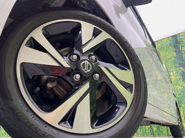 【純正15インチアルミホイール】外観にマッチした純正アルミホイールを装着しております。各種社外アルミホイールや、スタッドレスタイヤも取扱いしております。是非ご相談ください♪
