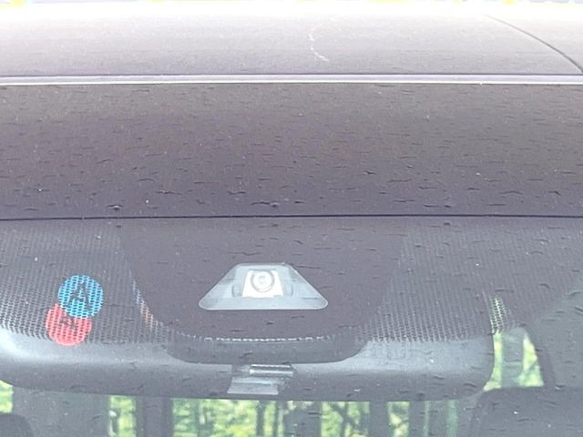 【ホンダセンシング】走行中に前方の車両等を認識し、衝突しそうな時は警報とブレーキで衝突回避と被害軽減をアシスト。より安全にドライブをお楽しみいただけます。