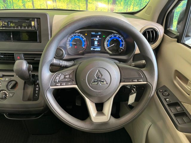 �C���e���A�ɍ��킹���f�U�C���̃X�e�A�����O�́A�^�]�������̂��Ƃ��l���A�^�]���₷���`��A�傫���ł��B�����x�A���ۂɐG���Ă��m���߂��������B