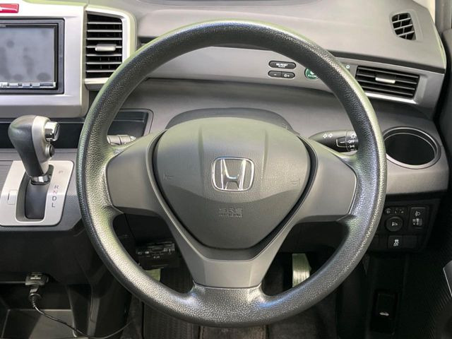 �C���e���A�ɍ��킹���f�U�C���̃X�e�A�����O�́A�^�]�������̂��Ƃ��l���A�^�]���₷���`��A�傫���ł��B�����x�A���ۂɐG���Ă��m���߂��������B