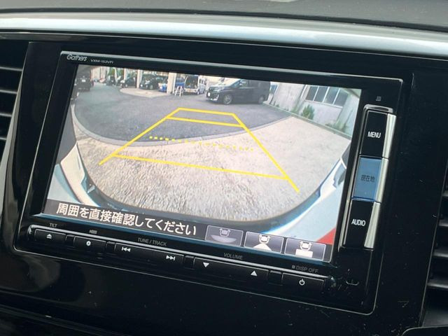 【バックカメラ】駐車時に後方がリアルタイム映像で確認できます。大型商業施設や立体駐車場での駐車時や、夜間のバック時に大活躍!運転スキルに関わらず、今や必須となった装備のひとつです!