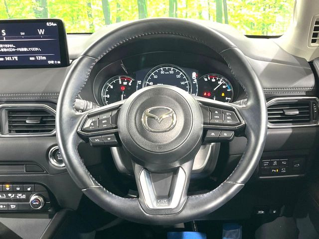 【ステアリングヒーター】冬場に冷たくなりやすい革巻きステアリングを、スイッチ一つで素早く適温に!エアコンよりも早く温まってくれるので、寒い日の運転も快適になりますね♪