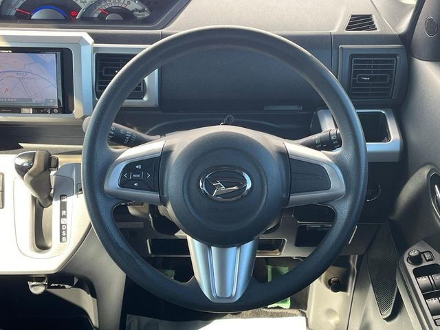 �C���e���A�ɍ��킹���f�U�C���̃X�e�A�����O�́A�^�]�������̂��Ƃ��l���A�^�]���₷���`��A�傫���ł��B�����x�A���ۂɐG���Ă��m���߂��������B