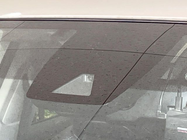 【プリクラッシュセーフティ】前方の車両等を検知し、衝突しそうな時は警報で注意を促し、ブレーキを踏む力をサポート。ブレーキを踏めなかった場合は衝突被害軽減ブレーキが作動、衝突回避をサポートします。