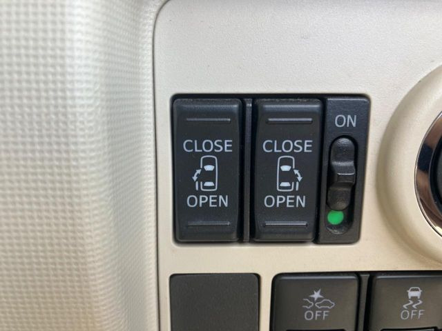 【両側スライドドア】駐車場で隣の車との間隔が狭く乗りにくい時、スライドドアなら安心!ドアオープン時も幅を取らず、開口部が広いので乗り降りがとっても簡単です。大きな荷物の出し入れも後席から可能♪