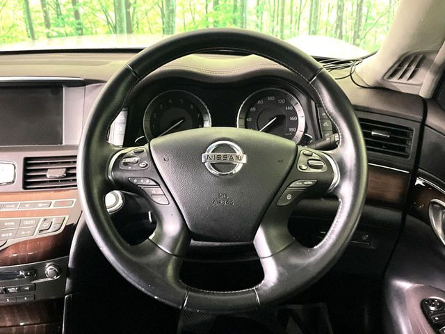 �C���e���A�ɍ��킹���f�U�C���̃X�e�A�����O�́A�^�]�������̂��Ƃ��l���A�^�]���₷���`��A�傫���ł��B�����x�A���ۂɐG���Ă��m���߂��������B