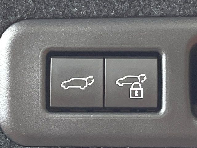 【パワーバックドア】スマートキーや運転席のボタンを押すだけでリアゲートが自動で開閉します!荷物を持っている時や、高い位置にあるバックドアを閉める際に便利な機能です♪