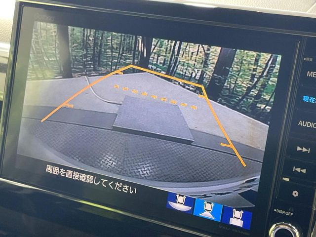 【バックカメラ】駐車時に後方がリアルタイム映像で確認できます。大型商業施設や立体駐車場での駐車時や、夜間のバック時に大活躍!運転スキルに関わらず、今や必須となった装備のひとつです!