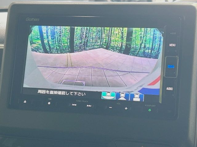 【バックカメラ】駐車時に後方がリアルタイム映像で確認できます。大型商業施設や立体駐車場での駐車時や、夜間のバック時に大活躍!運転スキルに関わらず、今や必須となった装備のひとつです!