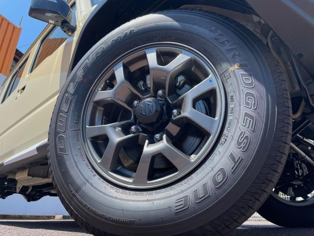 �y����15�C���`�A���~�z�C�[���z�O�ςɃ}�b�`���������A���~�z�C�[���𑕒����Ă���܂��B�e��ЊO�A���~�z�C�[����A�X�^�b�h���X�^�C�����戵�����Ă���܂��B���񂲑��k����������