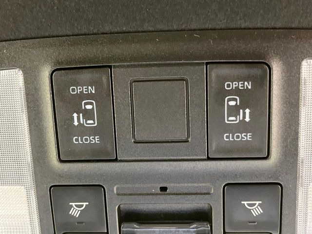 【両側パワースライドドア】スマートキーや運転席のスイッチで後席両側スライドドアの開閉が可能♪電動だから力を入れてドアを開ける必要が無く、小さなお子様でも簡単に開け閉めでき快適です♪