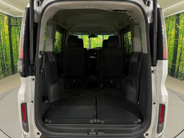 普段のお買い物や通勤、送迎等に十分な荷室スペースを確保しております。セカンドシートを倒すと、大きな荷物の積載も可能です♪