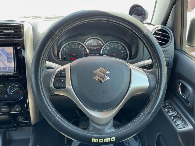 �C���e���A�ɍ��킹���f�U�C���̃X�e�A�����O�́A�^�]�������̂��Ƃ��l���A�^�]���₷���`��A�傫���ł��B�����x�A���ۂɐG���Ă��m���߂��������B