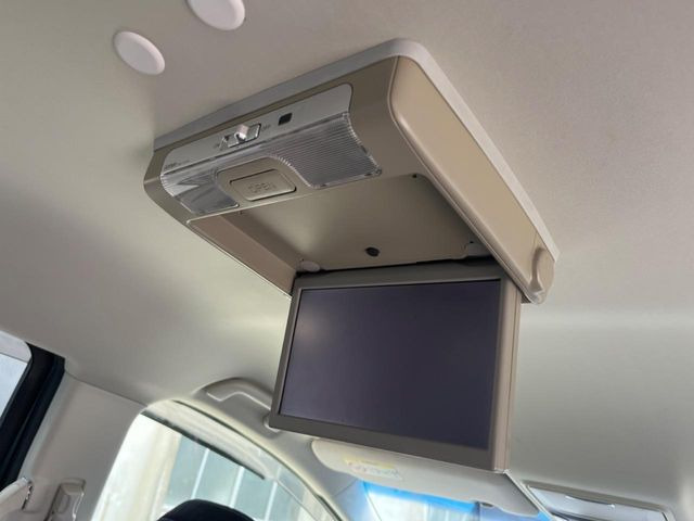 【フリップダウンモニター】大画面モニターで後席でもエンタメをお楽しみいただけます。小さなお子様にも大人気の装備です♪