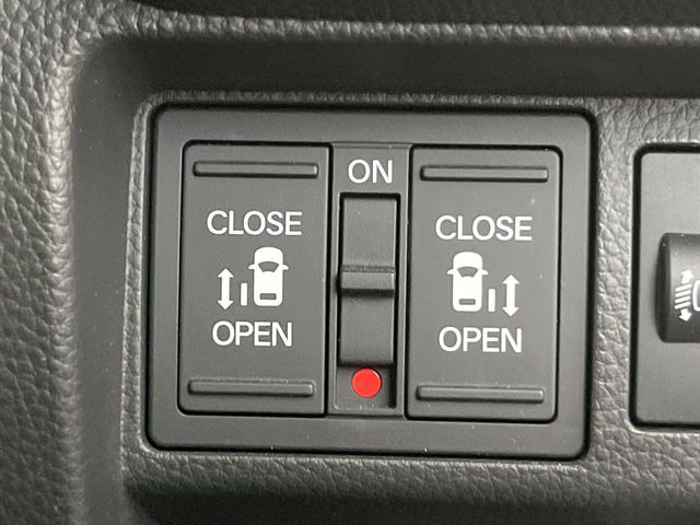 【両側パワースライドドア】スマートキーや運転席のスイッチで後席両側スライドドアの開閉が可能♪電動だから力を入れてドアを開ける必要が無く、小さなお子様でも簡単に開け閉めでき快適です♪