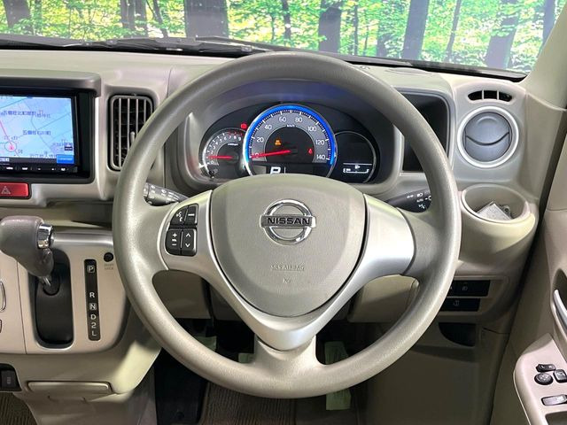 �C���e���A�ɍ��킹���f�U�C���̃X�e�A�����O�́A�^�]�������̂��Ƃ��l���A�^�]���₷���`��A�傫���ł��B�����x�A���ۂɐG���Ă��m���߂��������B