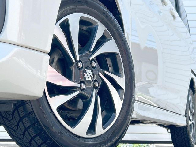 �y����15�C���`�A���~�z�C�[���z�O�ςɃ}�b�`���������A���~�z�C�[���𑕒����Ă���܂��B�e��ЊO�A���~�z�C�[����A�X�^�b�h���X�^�C�����戵�����Ă���܂��B���񂲑��k����������