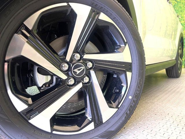 �y����17�C���`�A���~�z�C�[���z�O�ςɃ}�b�`���������A���~�z�C�[���𑕒����Ă���܂��B�e��ЊO�A���~�z�C�[����A�X�^�b�h���X�^�C�����戵�����Ă���܂��B���񂲑��k����������