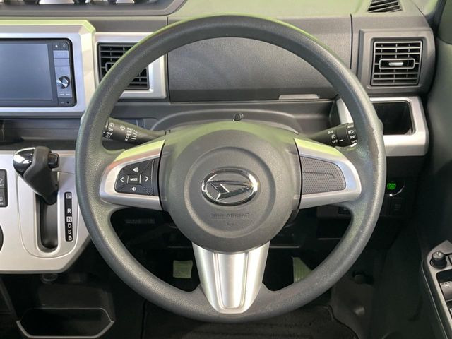 �C���e���A�ɍ��킹���f�U�C���̃X�e�A�����O�́A�^�]�������̂��Ƃ��l���A�^�]���₷���`��A�傫���ł��B�����x�A���ۂɐG���Ă��m���߂��������B