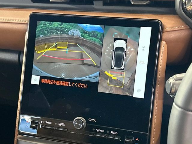 【パノラミックビューモニター】専用のカメラにより、上から見下ろしたような視点で360度クルマの周囲を確認することができます☆死角部分も確認しやすく、狭い場所での切り返しや駐車もスムーズに行えます。