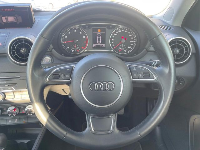 ���}���`�t�@���N�V�����X�e�A�����O:�n���h���̍��E�̃{�^���ŃI�[�f�B�I�̑I���≹�ʂ̒��߂��\�ł��B�n���h�����������������ł���̂ň��S�ł��ˁ�
