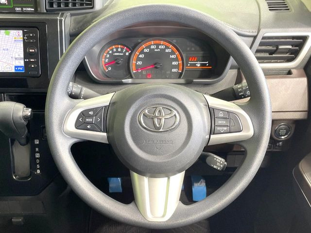 �C���e���A�ɍ��킹���f�U�C���̃X�e�A�����O�́A�^�]�������̂��Ƃ��l���A�^�]���₷���`��A�傫���ł��B�����x�A���ۂɐG���Ă��m���߂��������B