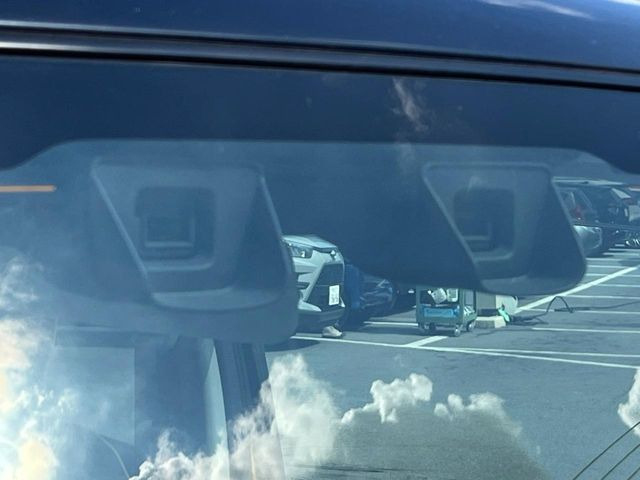 【スズキ セーフティサポート】走行中に前方の車両等を認識し、衝突しそうな時は警報とブレーキで衝突回避と被害軽減をアシスト。より安全にドライブをお楽しみいただけます。