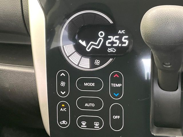 【オートエアコン】一度お好みの温度に設定すれば、車内の温度を検知し風量や温度を自動で調整。暑い&hellip;寒い&hellip;と何度もスイッチ操作をする必要はありません。快適な車内空間には必須の機能ですね♪