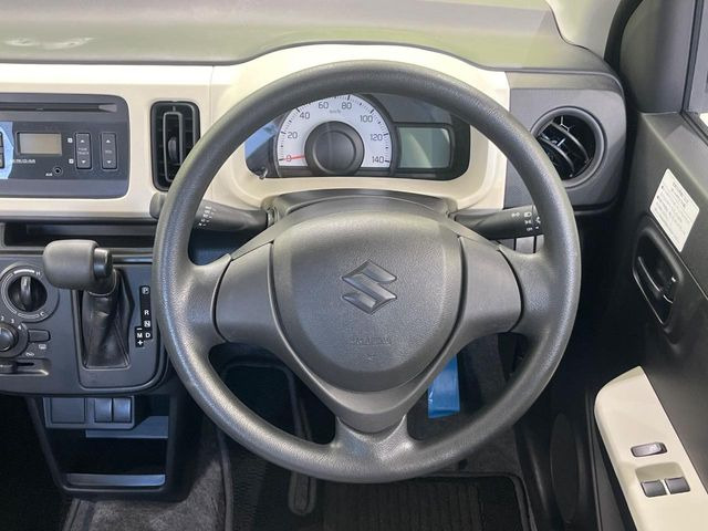 �C���e���A�ɍ��킹���f�U�C���̃X�e�A�����O�́A�^�]�������̂��Ƃ��l���A�^�]���₷���`��A�傫���ł��B�����x�A���ۂɐG���Ă��m���߂��������B