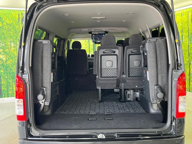 後席を跳ね上げると、これだけの広さが!シーンに合わせたシートアレンジで、大きな荷物も積むことが出来ます♪