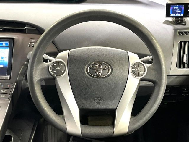 インテリアに合わせたデザインのステアリングは、運転される方のことも考え、運転しやすい形状、大きさです。是非一度、実際に触ってお確かめください。