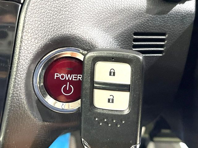 �yHonda�X�}�[�g�L�[�z�J�o����|�P�b�g�ɓ��ꂽ�܂܂ł��h�A�̎{���E�������\�ȃX�}�[�g�L�[�𑕔��B�G���W���̃I���E�I�t�����J�M�����o���K�v����������Ƃ��Ă��֗��ł���