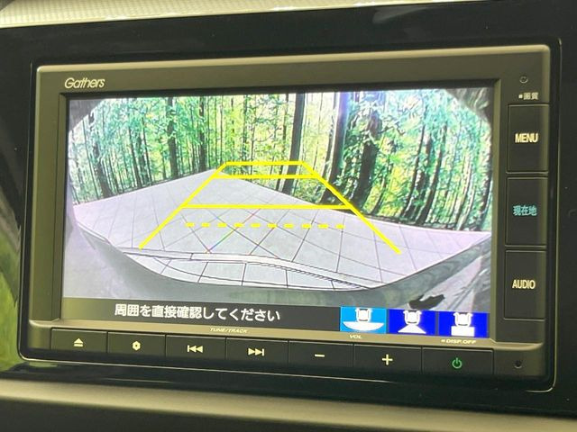 【バックカメラ】駐車時に後方がリアルタイム映像で確認できます。大型商業施設や立体駐車場での駐車時や、夜間のバック時に大活躍!運転スキルに関わらず、今や必須となった装備のひとつです!