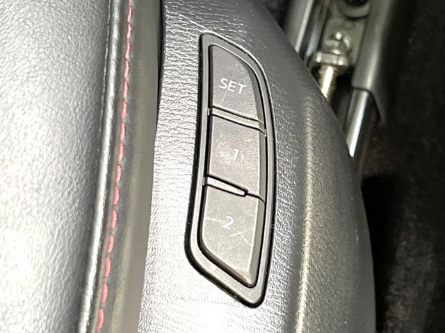 【メモリー機能付きパワーシート】ドライバーごとに設定したシート位置を記憶して、ボタン一つで切り替えできる便利な機能!運転する方が複数名いらっしゃるご家庭におすすめです♪