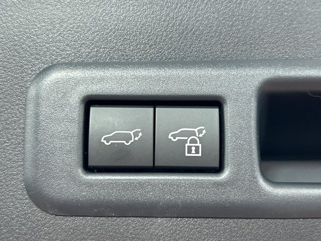 【パワーバックドア】スマートキーや運転席のボタンを押すだけでリアゲートが自動で開閉します!荷物を持っている時や、高い位置にあるバックドアを閉める際に便利な機能です♪