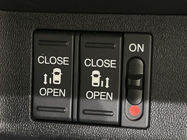 【両側パワースライドドア】スマートキーや運転席のスイッチで後席両側スライドドアの開閉が可能♪電動だから力を入れてドアを開ける必要が無く、小さなお子様でも簡単に開け閉めでき快適です♪